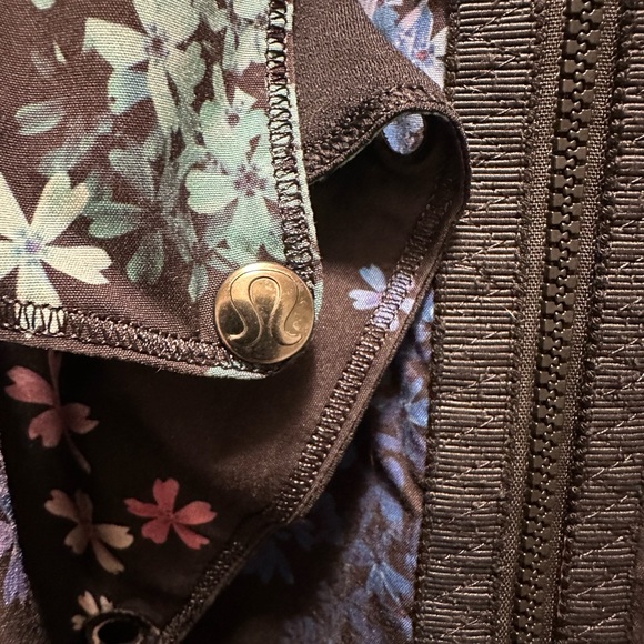 Lulu Lemon Run: Bandit Jacket in retired 2013 pattern - Picture 10 of 10